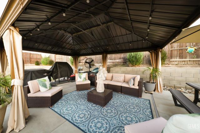 7010 Cattail Creek Way, Bakersfield, CA 93311