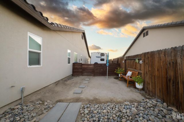 7010 Cattail Creek Way, Bakersfield, CA 93311