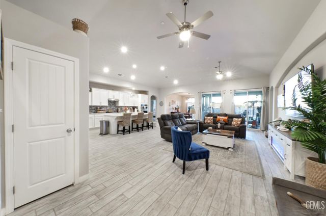 7010 Cattail Creek Way, Bakersfield, CA 93311