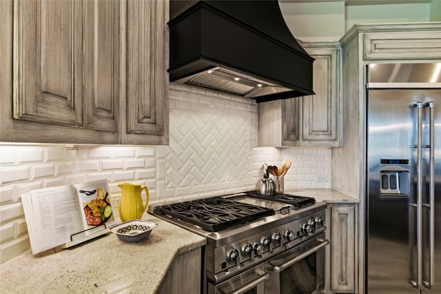 110 Live Oak Court, Willow Park, TX 76087