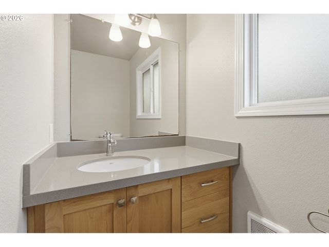 822 S COLUMBIA St, Newberg, OR 97132
