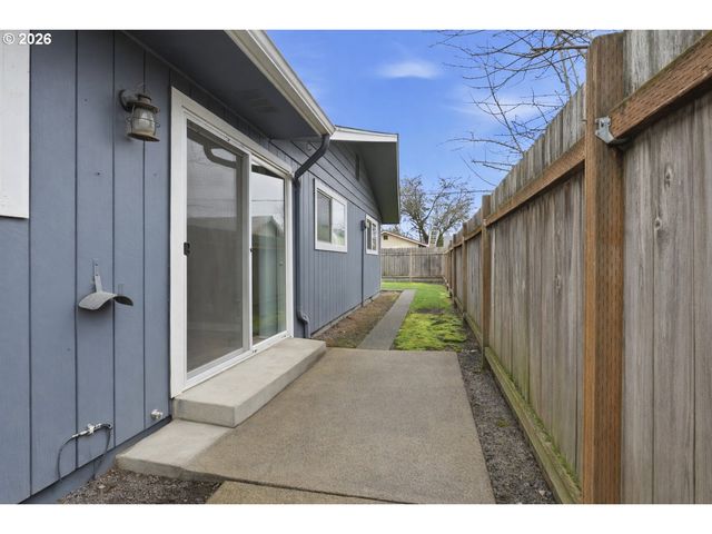 822 S COLUMBIA St, Newberg, OR 97132
