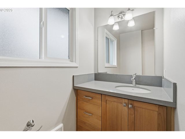 822 S COLUMBIA St, Newberg, OR 97132