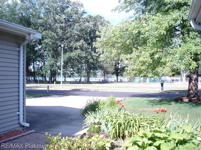 601 Holly Bush Drive, Holly, MI 48442