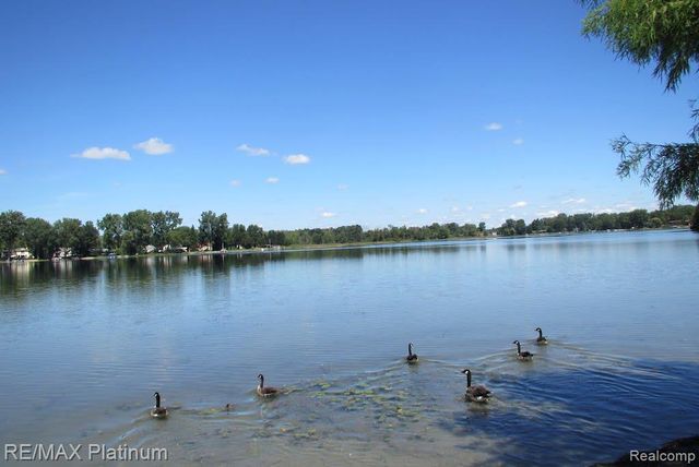 601 Holly Bush Drive, Holly, MI 48442