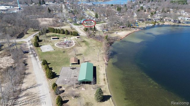 601 Holly Bush Drive, Holly, MI 48442