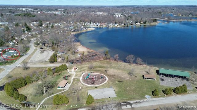 601 Holly Bush Drive, Holly, MI 48442