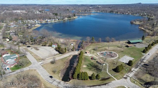 601 Holly Bush Drive, Holly, MI 48442