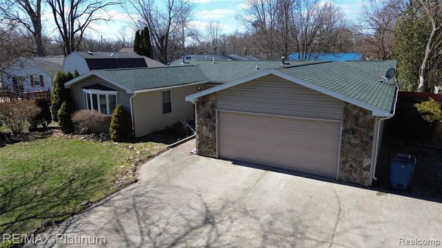 601 Holly Bush Drive, Holly, MI 48442