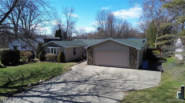 601 Holly Bush Drive, Holly, MI 48442