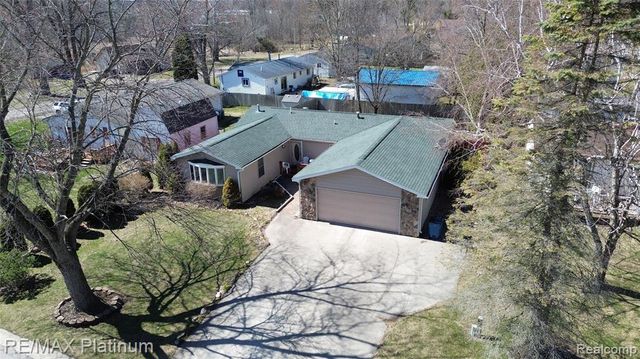 601 Holly Bush Drive, Holly, MI 48442