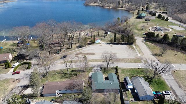 601 Holly Bush Drive, Holly, MI 48442