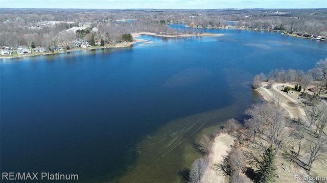 601 Holly Bush Drive, Holly, MI 48442