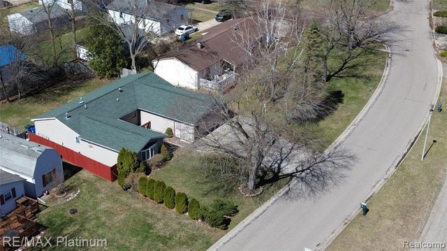 601 Holly Bush Drive, Holly, MI 48442