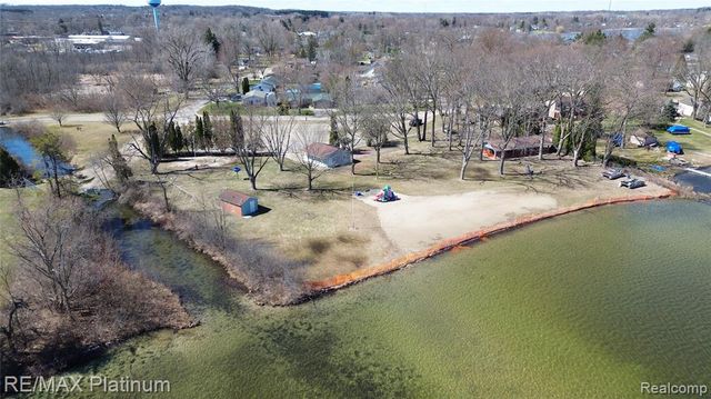 601 Holly Bush Drive, Holly, MI 48442