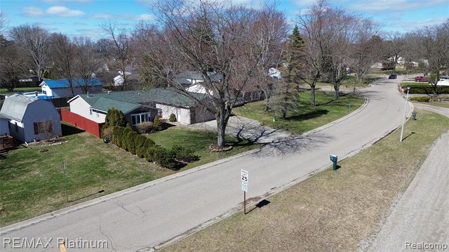 601 Holly Bush Drive, Holly, MI 48442