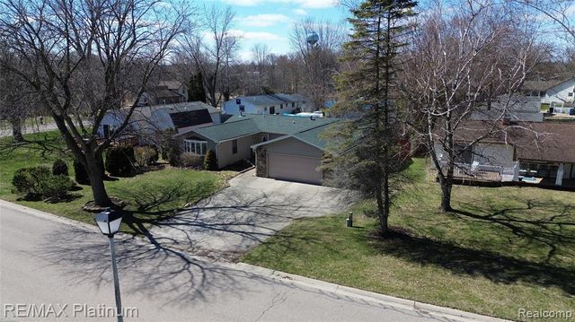 601 Holly Bush Drive, Holly, MI 48442