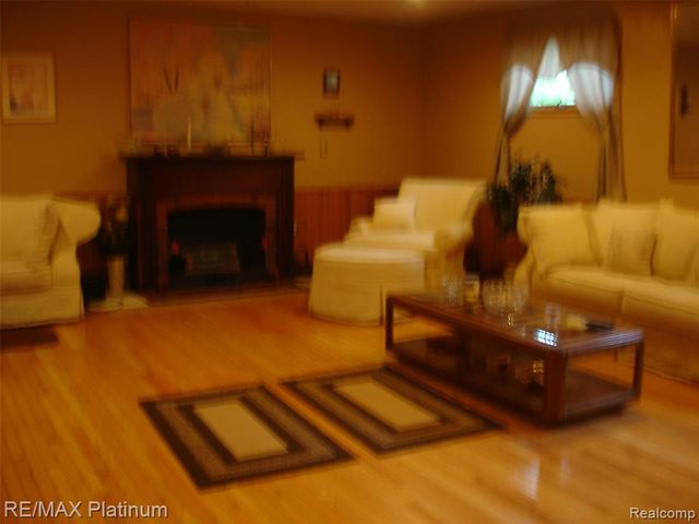 601 Holly Bush Drive, Holly, MI 48442