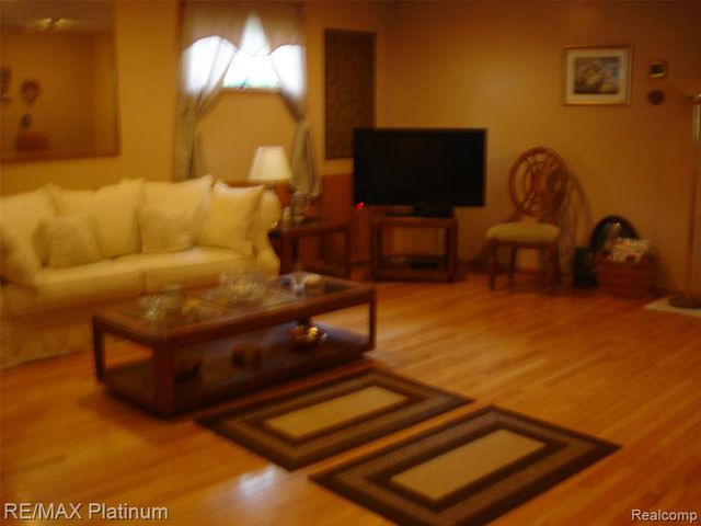 601 Holly Bush Drive, Holly, MI 48442