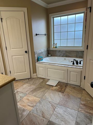 823 Gloucester Dr, Jonesboro, AR 72401