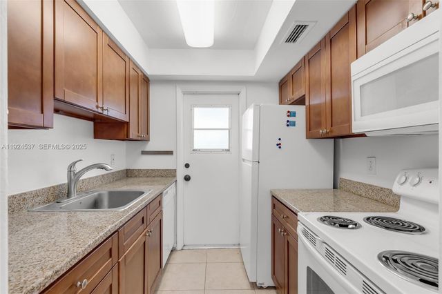 7550 SW 82nd St F201, Miami, FL 33143