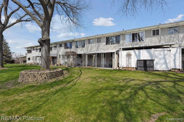 5992 Alan Drive 22, Brighton, MI 48116