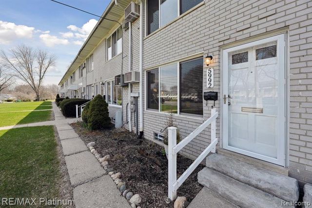 5992 Alan Drive 22, Brighton, MI 48116