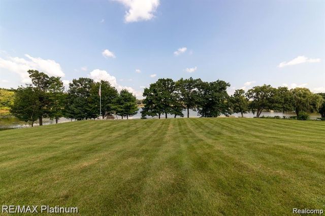 5992 Alan Drive 22, Brighton, MI 48116