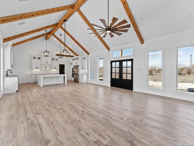 465 W Wetz Road, Marion, TX 78124
