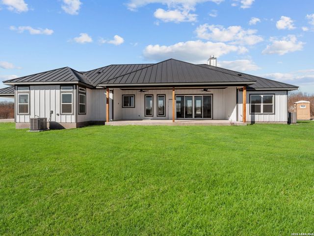 465 W Wetz Road, Marion, TX 78124