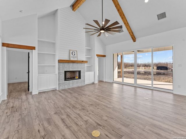 465 W Wetz Road, Marion, TX 78124