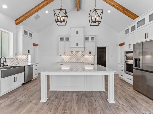 465 W Wetz Road, Marion, TX 78124