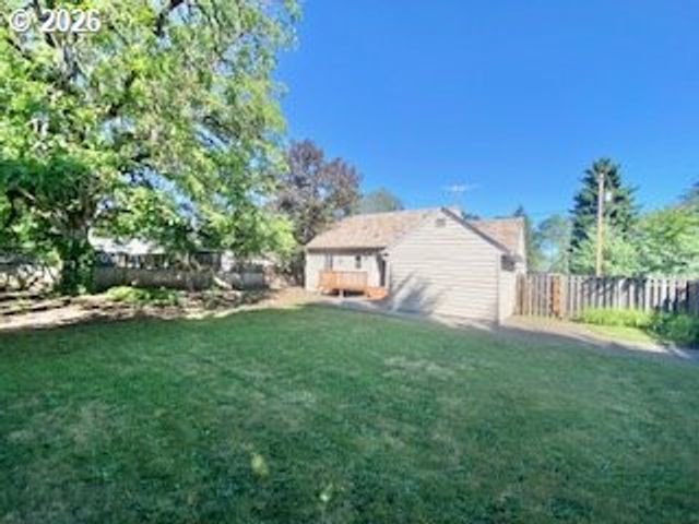 255 W FAIRFIELD St, Gladstone, OR 97027
