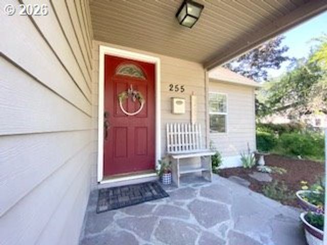 255 W FAIRFIELD St, Gladstone, OR 97027