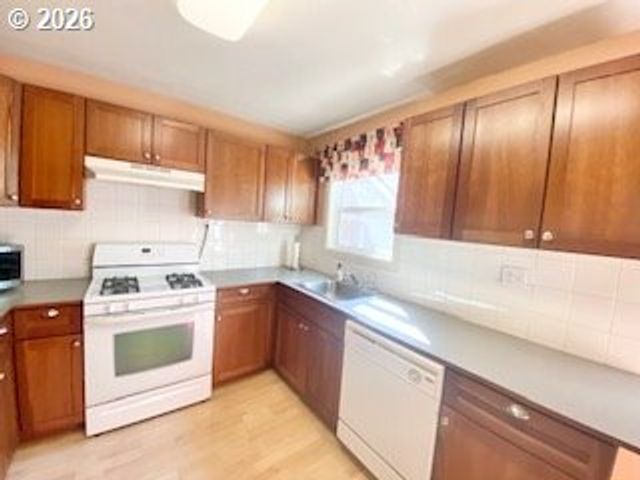 255 W FAIRFIELD St, Gladstone, OR 97027