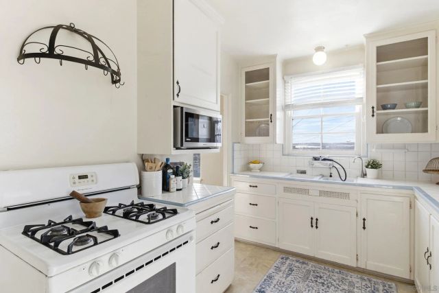 3911 California, San Diego, CA 92110