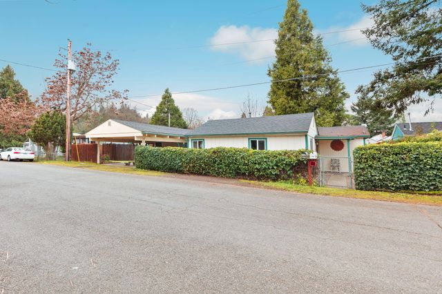 1400 Playford Lane, Grants Pass, OR 97527