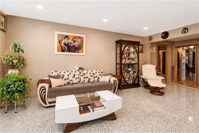 2800 Coyle St Apt 322, New York City, NY 11235