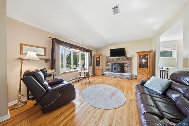3 Puritan Lane, Washingtonville, NY 10992