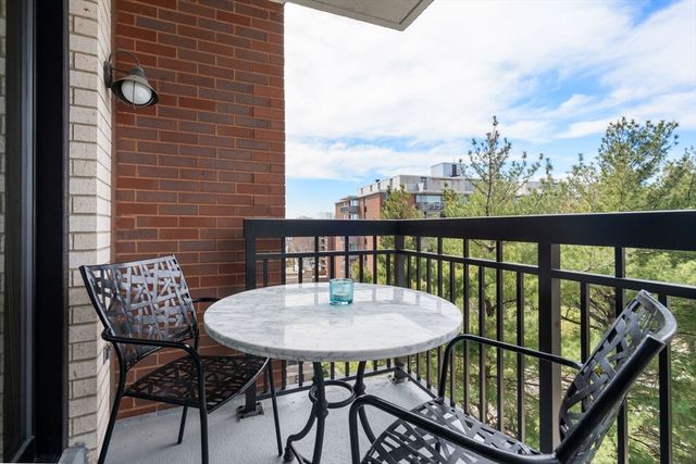 60 Longwood Ave 602, Brookline, MA 02446