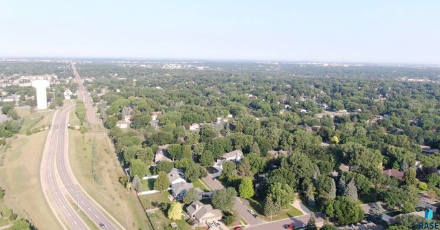 4705 S Woodwind Ln Lane, Sioux Falls, SD 57103
