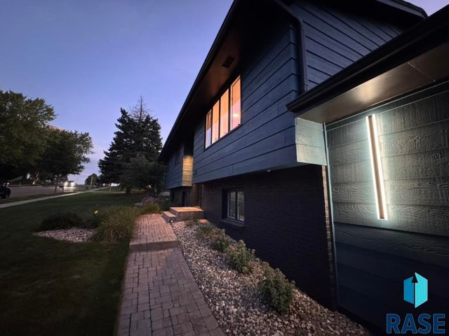 4705 S Woodwind Ln Lane, Sioux Falls, SD 57103
