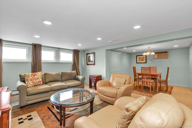 904 Park Lane, Valley Stream, NY 11581