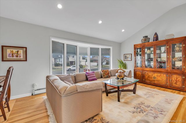 904 Park Lane, Valley Stream, NY 11581