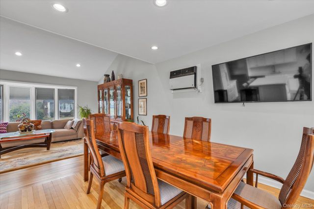 904 Park Lane, Valley Stream, NY 11581