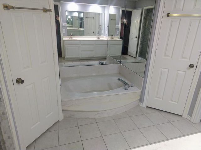 2116 Turf Club Drive, Arlington, TX 76017