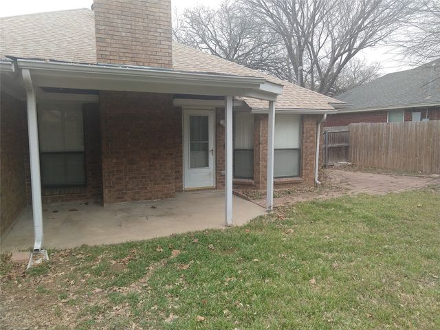 2116 Turf Club Drive, Arlington, TX 76017