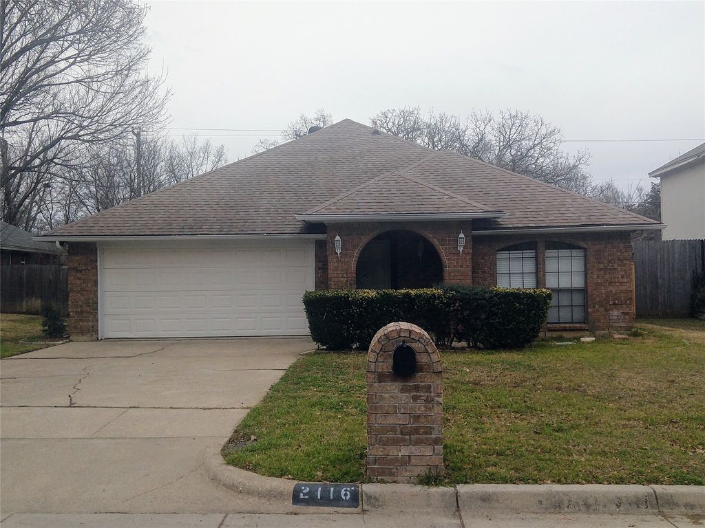 2116 Turf Club Drive, Arlington, TX 76017