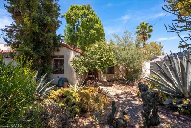 11209 La Maida, North Hollywood, CA 91601