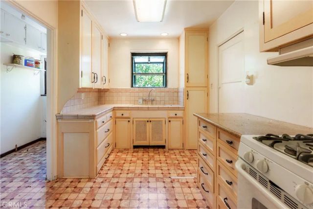 11209 La Maida, North Hollywood, CA 91601